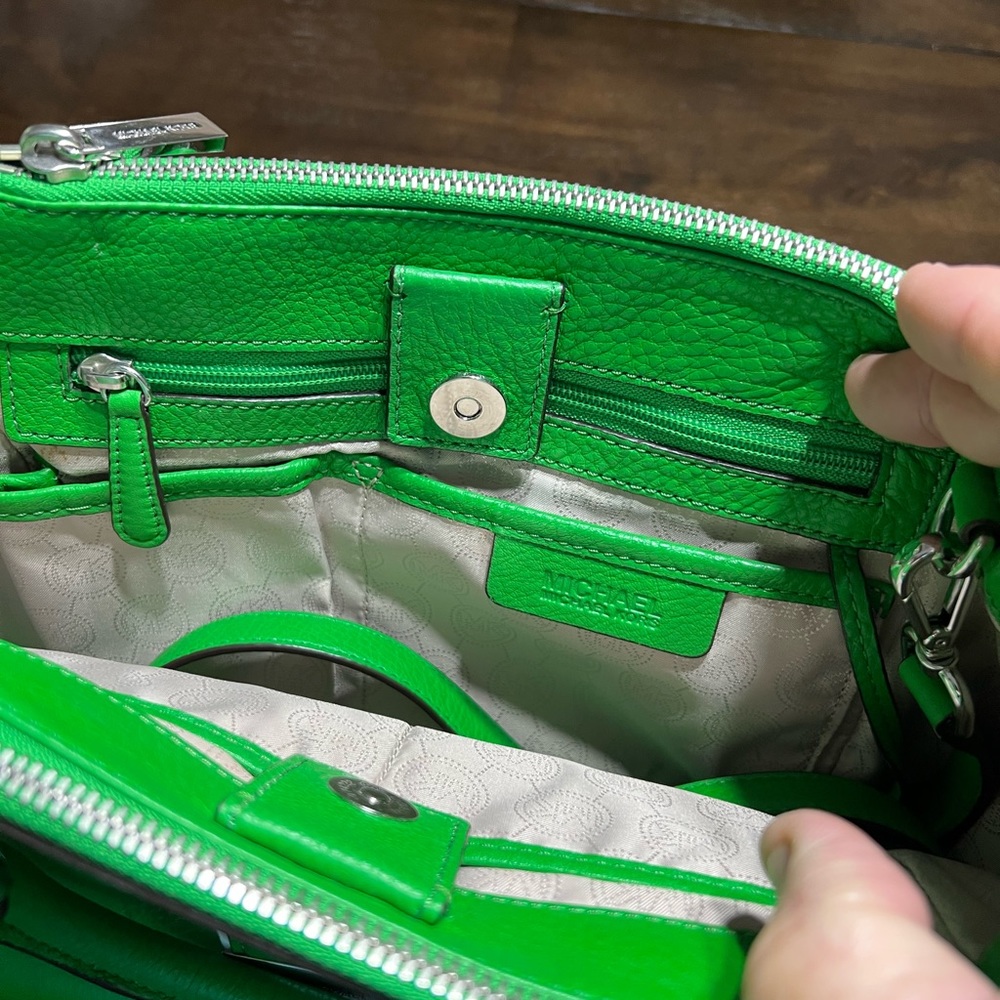 Michael Kors , green purse with handles and shoulder strap 3 zippered pockets ! - Picture 4 of 8